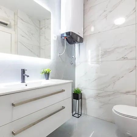 Exquisite Prestige Luxury With Shared Pool *